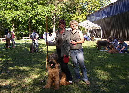 Amant mit seinem tollen Wanderpokal und Manuela die sich mit dem Ausstellungsvirus infiziert  hat